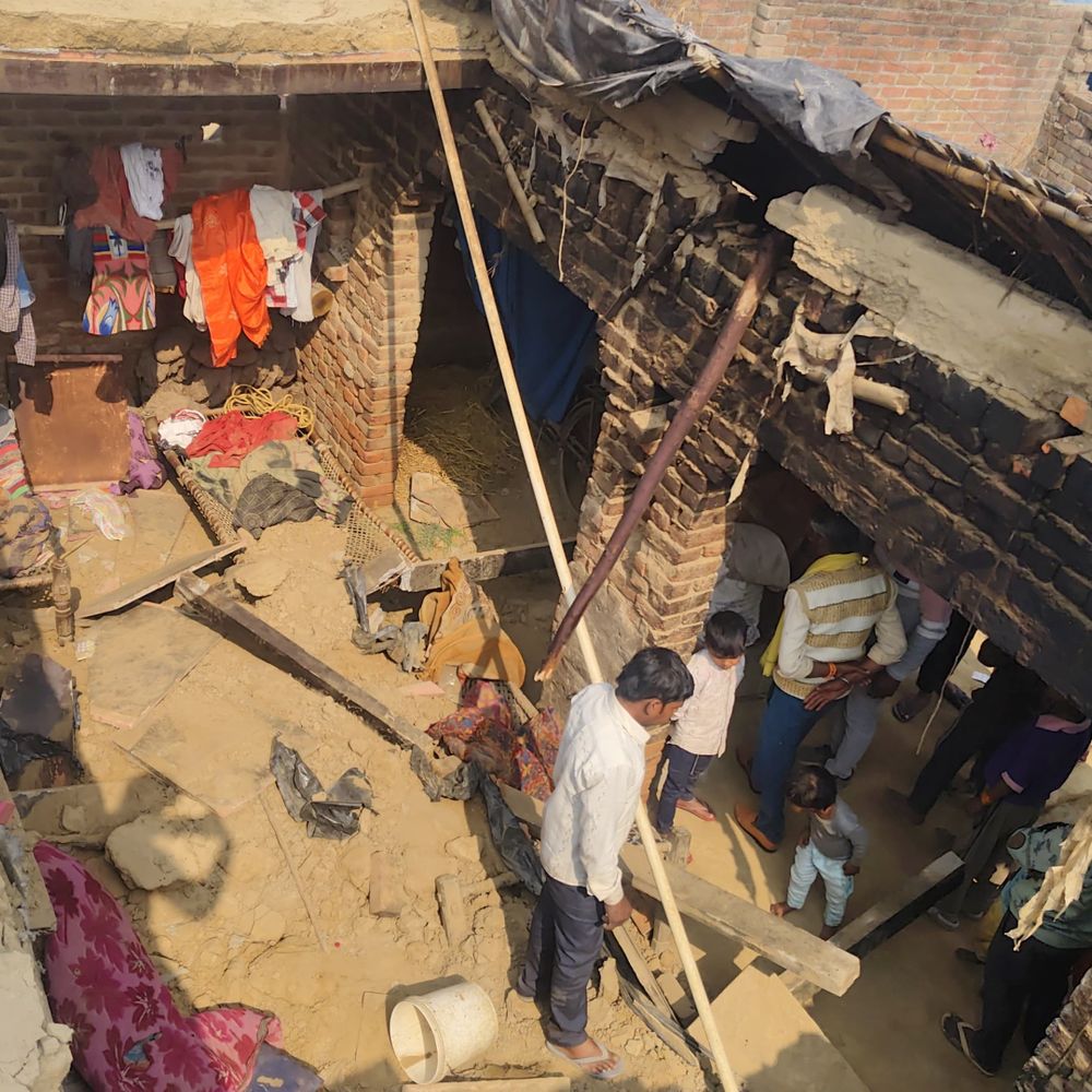 संभल में शादी वाले घर की कच्ची छत गिरी:आठ लोग दबे, चार जिला अस्पताल रेफर; दो की हालत गंभीर