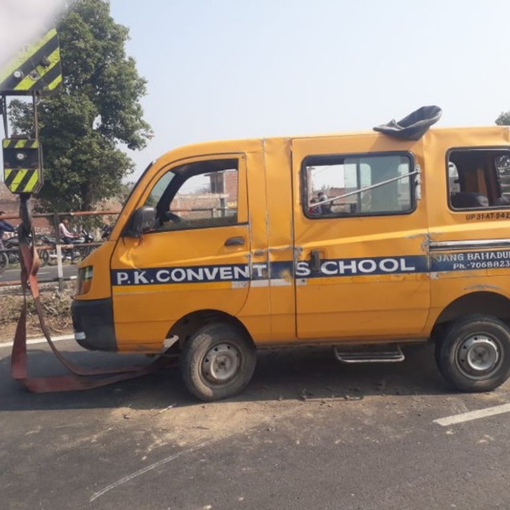 शाहजहांपुर में स्कूल वैन पलटी:लखीमपुर के दो बच्चे मामूली घायल, 8 सुरक्षित, चालक फरार हुआ