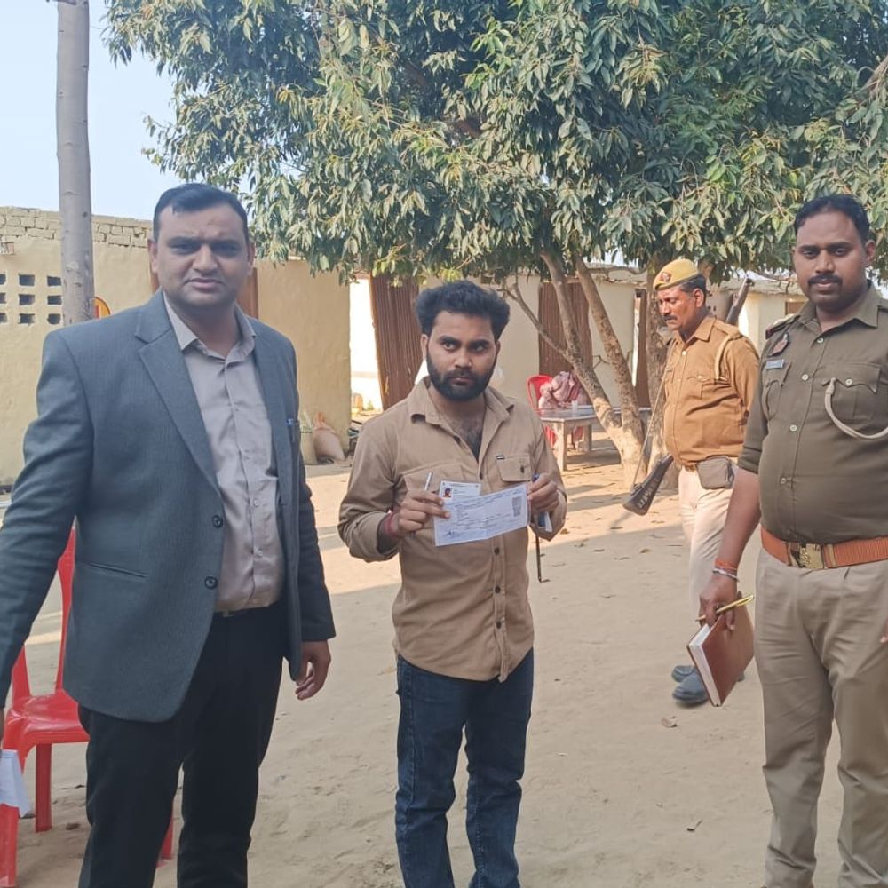 एटा में इंटरमीडिएट एग्जाम में मुन्ना भाई पकड़ा गया:दूसरे छात्र की जगह अंग्रेजी का पेपर दे रहा था, तहसीलदार ने पकड़ा