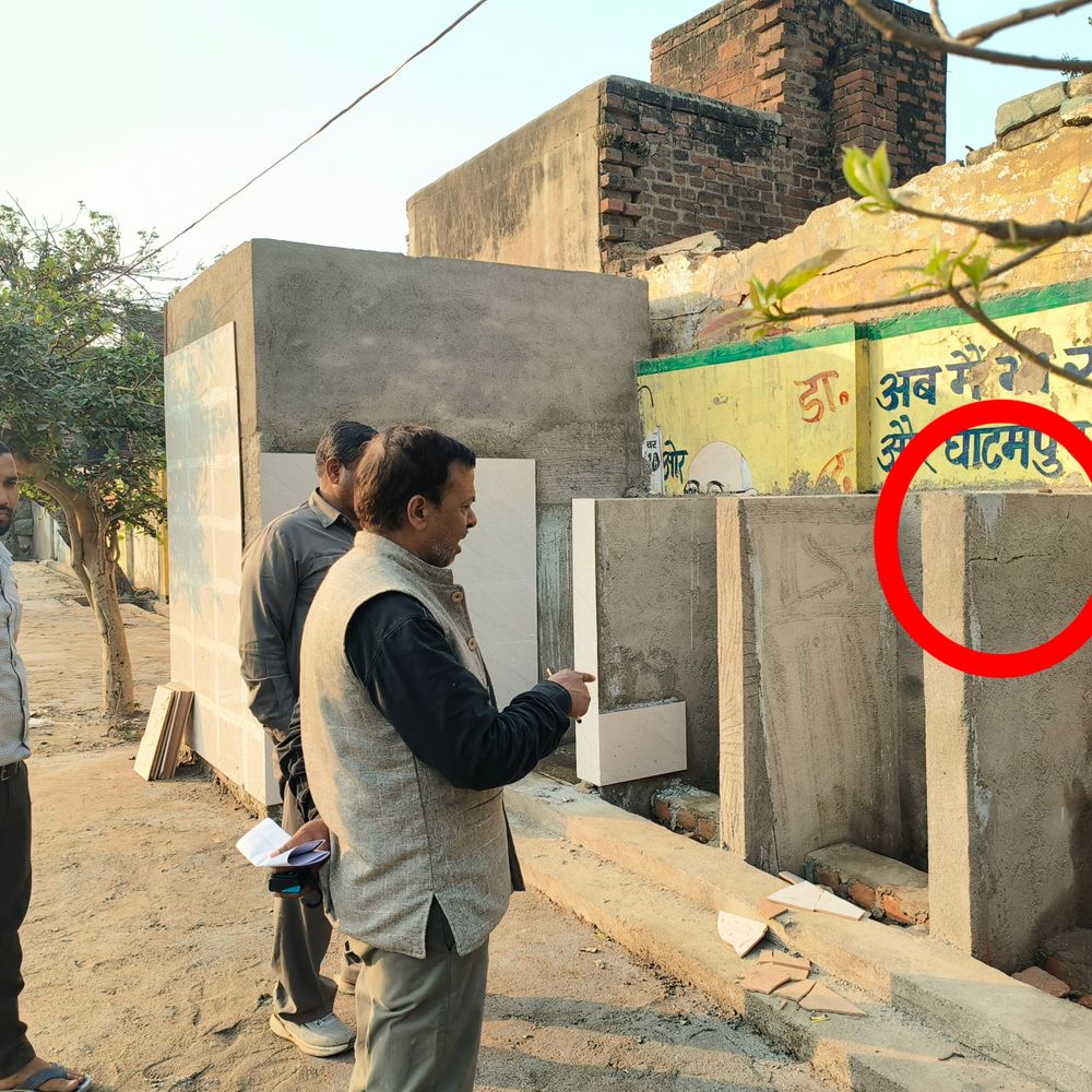 घाटमपुर बस स्टॉप पर जेई को टूटी दीवार मिली:विधायक की शिकायत पर सौंदर्यीकरण कार्य की जांच हुई, रिपोर्ट क्षेत्रीय प्रबंधक को सौंपेंगे