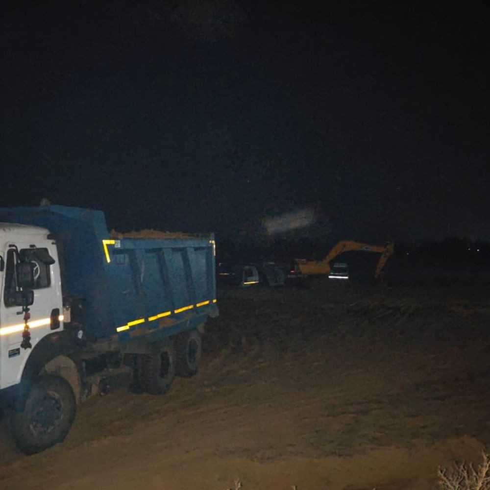 लखनऊ में अवैध खनन- 5 डंपर और पोकलैंड मशीन सीज:राजस्व-पुलिस टीम ने मारा छापा, SDM बोले- वाहन चालकों की तलाश कर रहे