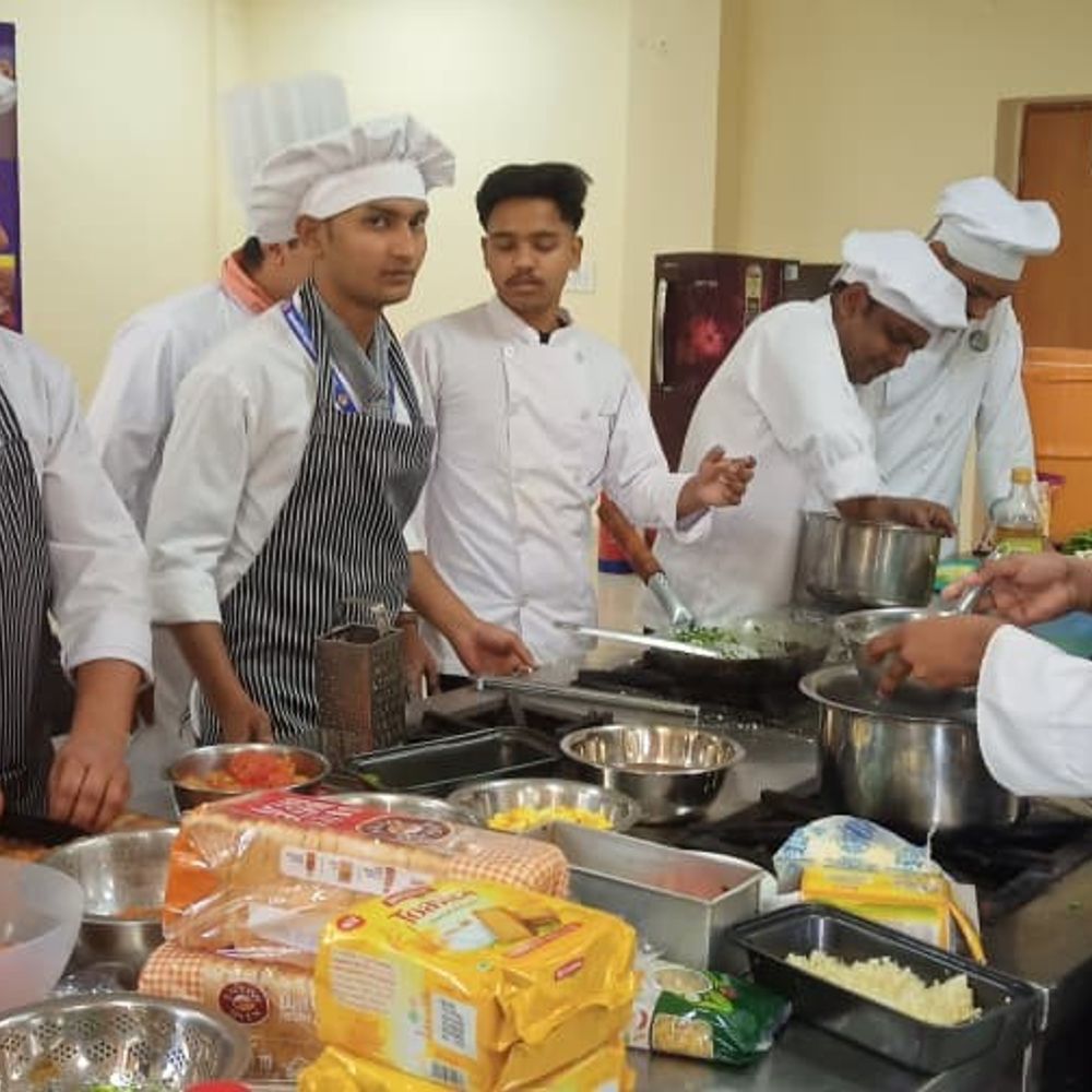 इटैलियन स्वाद से महका कानपुर विश्वविद्यालय:ब्रुशेटा और लसग्ना बनाना सीखे छात्र, कुलपति ने थपथपाई पीठ