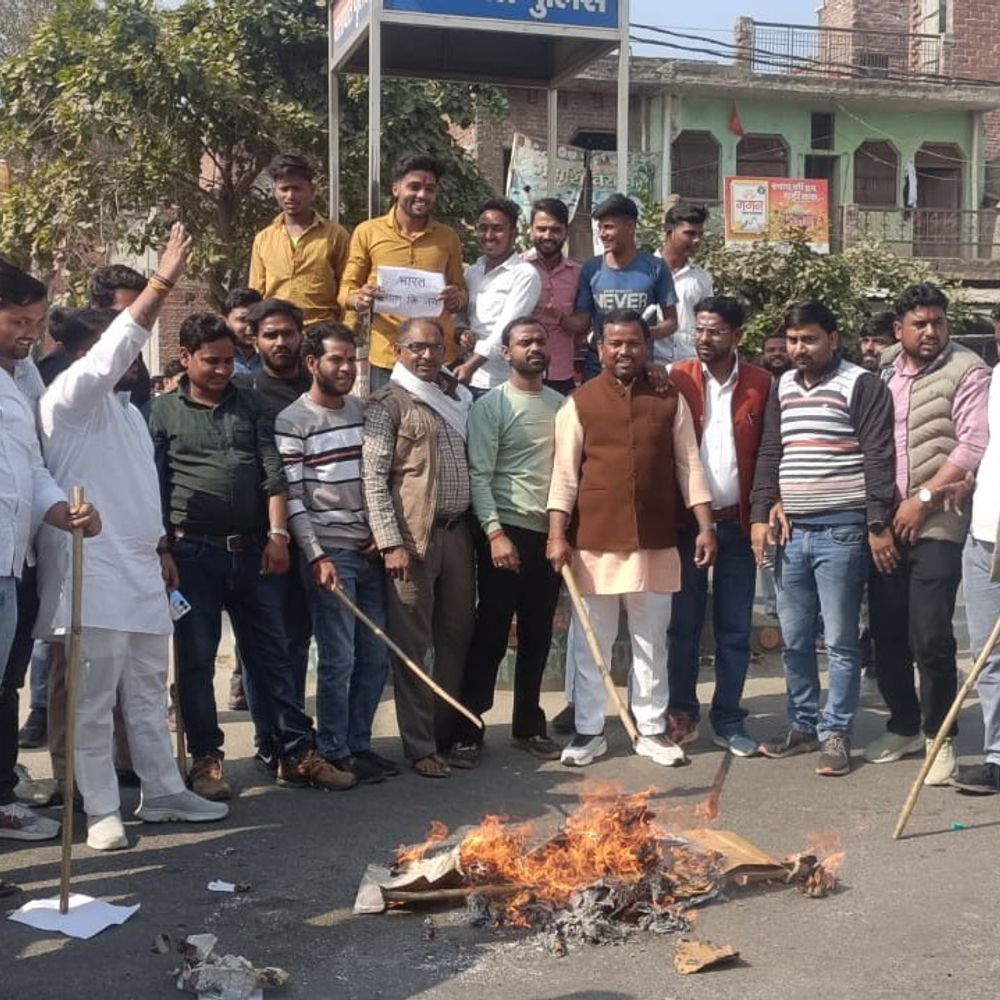 भाजयुमो ने राहुल गांधी का पुतला फूंका:AI समिट में प्रदर्शन पर कासगंज में विरोध, माफी की मांग