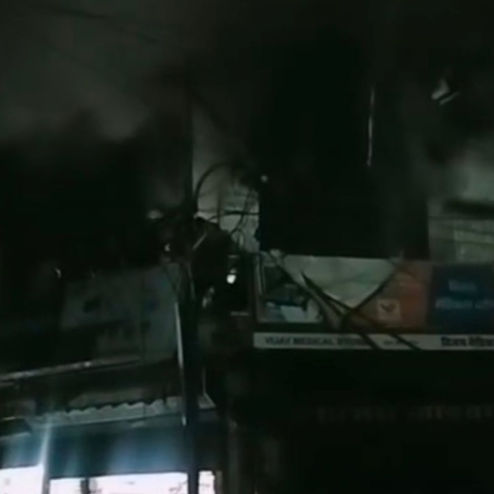 मेडिकल स्टोर में भीषण आग:बाराबंकी में लाखों की दवाएं जलकर राख, कोई जनहानि नहीं