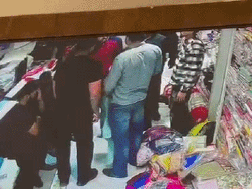 पंजाबी सिंगर ने दुकानदार को थप्पड़ मारा:  बाउंसरों के साथ कपड़ा शॉप में पहुंचे थे, मालिक बोला- गालियां भी दी; VIDEO सामने आया – Jalandhar News