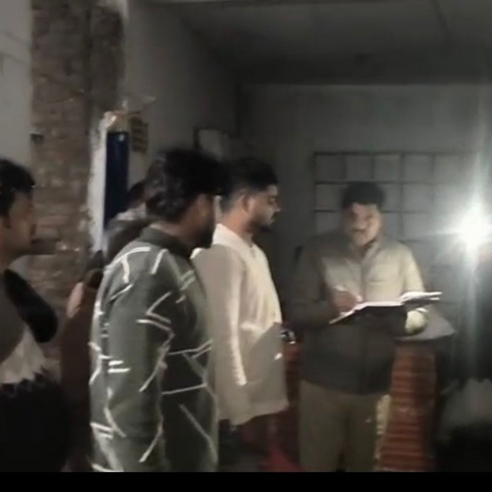 महराजगंज में युवक का सुसाइड:घर के अंदर फंदे से लटका मिला शव, पुलिस ने सुबूत जुटाए