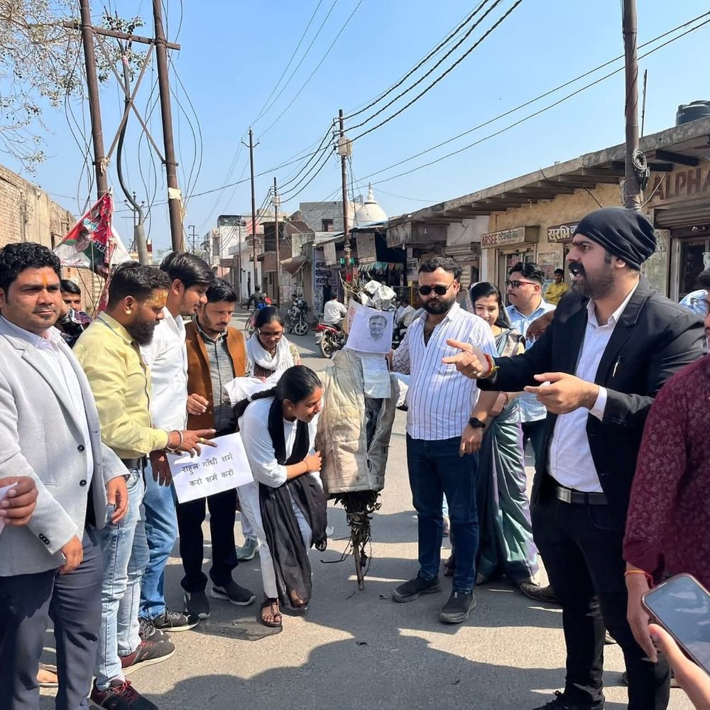 हाथरस में भाजपाइयों ने फूंका राहुल गांधी का पुतला:यूथ कांग्रेस के AI समिट प्रदर्शन के विरोध में भाजपाइयों का प्रदर्शन, नारेबाजी