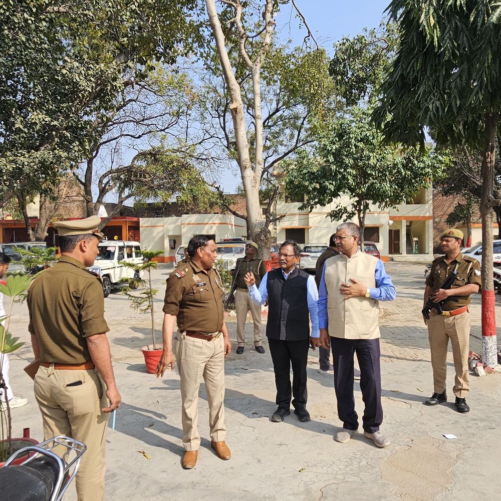 डीएम ने सदर तहसील, नगर पालिका का किया निरीक्षण:राजस्व वसूली बढ़ाने, लंबित वादों के निस्तारण के दिए निर्देश