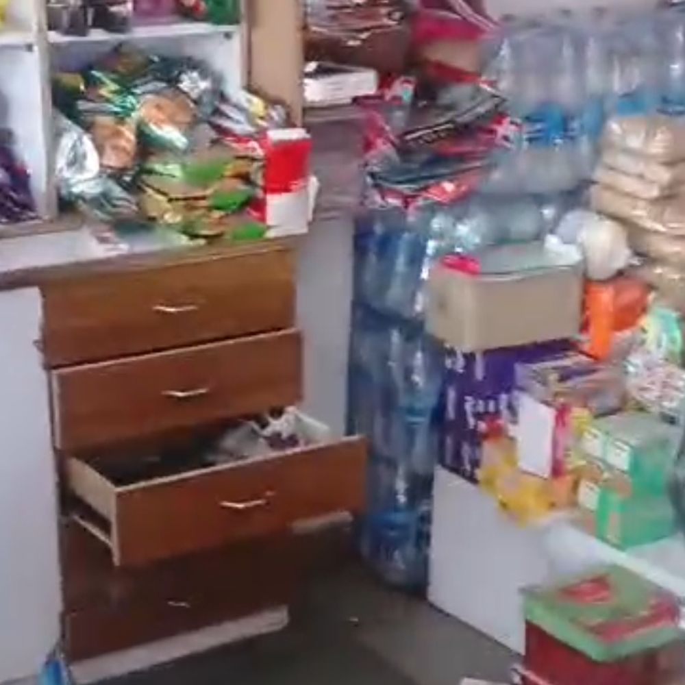 थाने से 200 मीटर दूर काका बेकर्स में चोरी:छत तोड़कर घुसे चोर, 17 हजार रुपये और डीवीआर ले गए