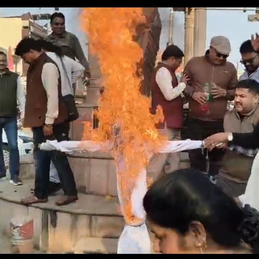 भारतीय जनता युवा मोर्चा ने राहुल गांधी का पुतला फूंका:भारत मंडपम कार्यक्रम में अमर्यादित नारेबाजी का किया विरोध