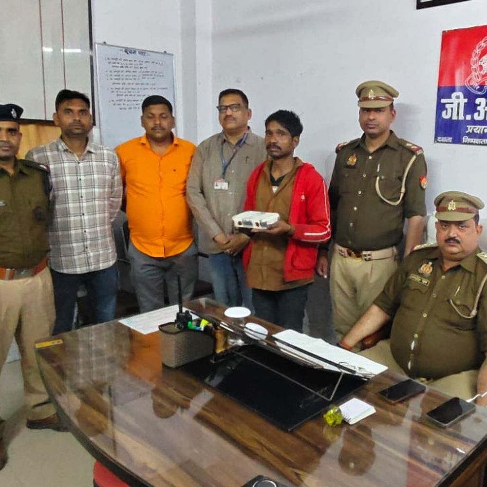 प्रयागराज स्टेशन से चोर गिरफ्तार, चोरी का मोबाइल बरामद:मनोज कुमार स्टेशन और ट्रेनों में करता था चोरी, कई मुकदमे दर्ज