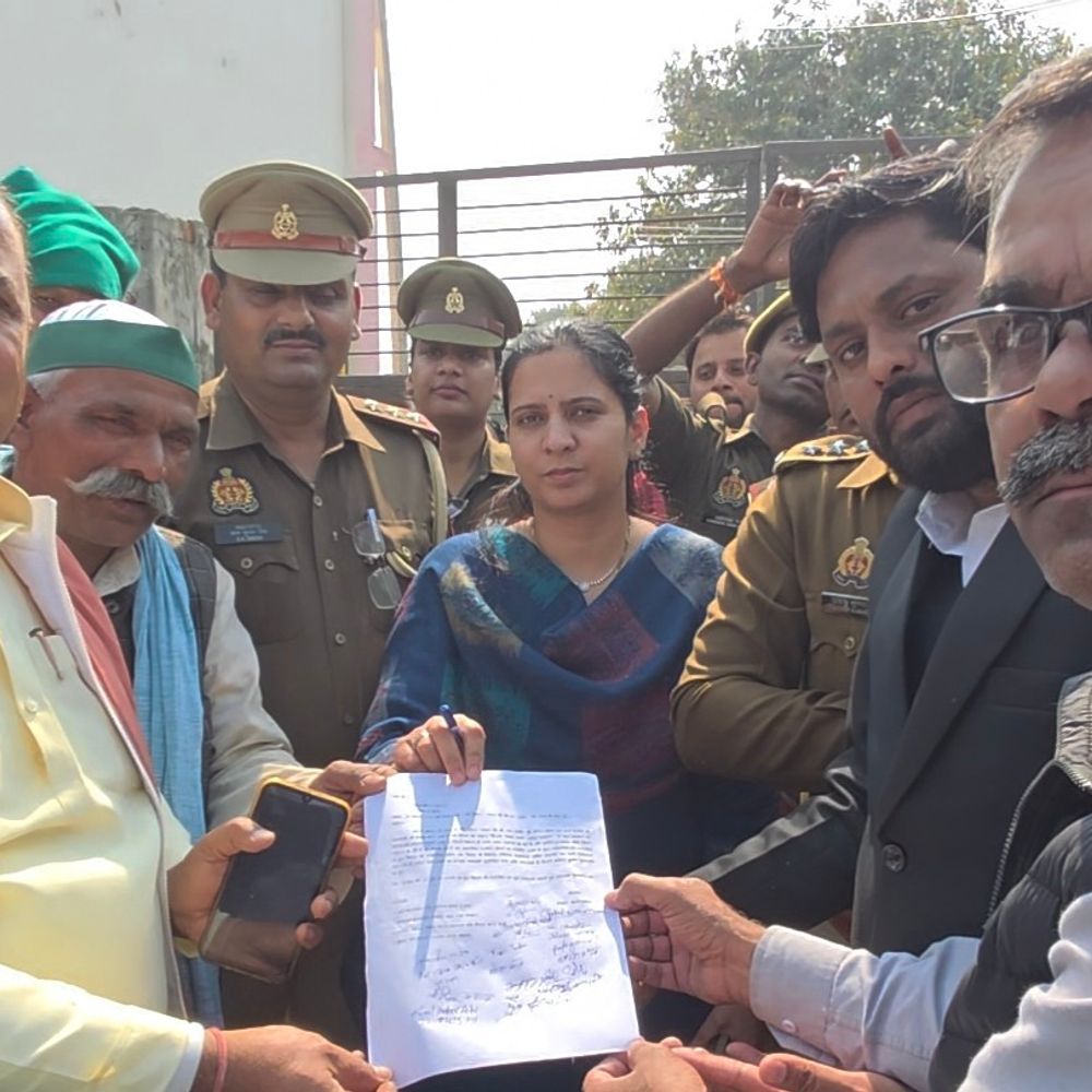 संभल में 'यादव-जी की लव स्टोरी' फिल्म का विरोध:डिप्टी कलेक्टर को ज्ञापन, रिलीज पर दंगे की चेतावनी, स्टंटबाज युवक से पुलिस की झड़प