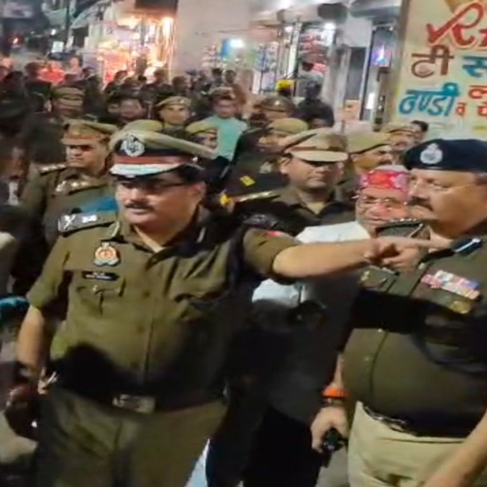 शाहजहांपुर पहुंचे ADG और DIG:चौक कोतवाली में जुलूस आयोजकों के साथ की बैठक, एडीजी बोले-जुलूस शांतिपूर्ण संपन्न कराया जाएगा