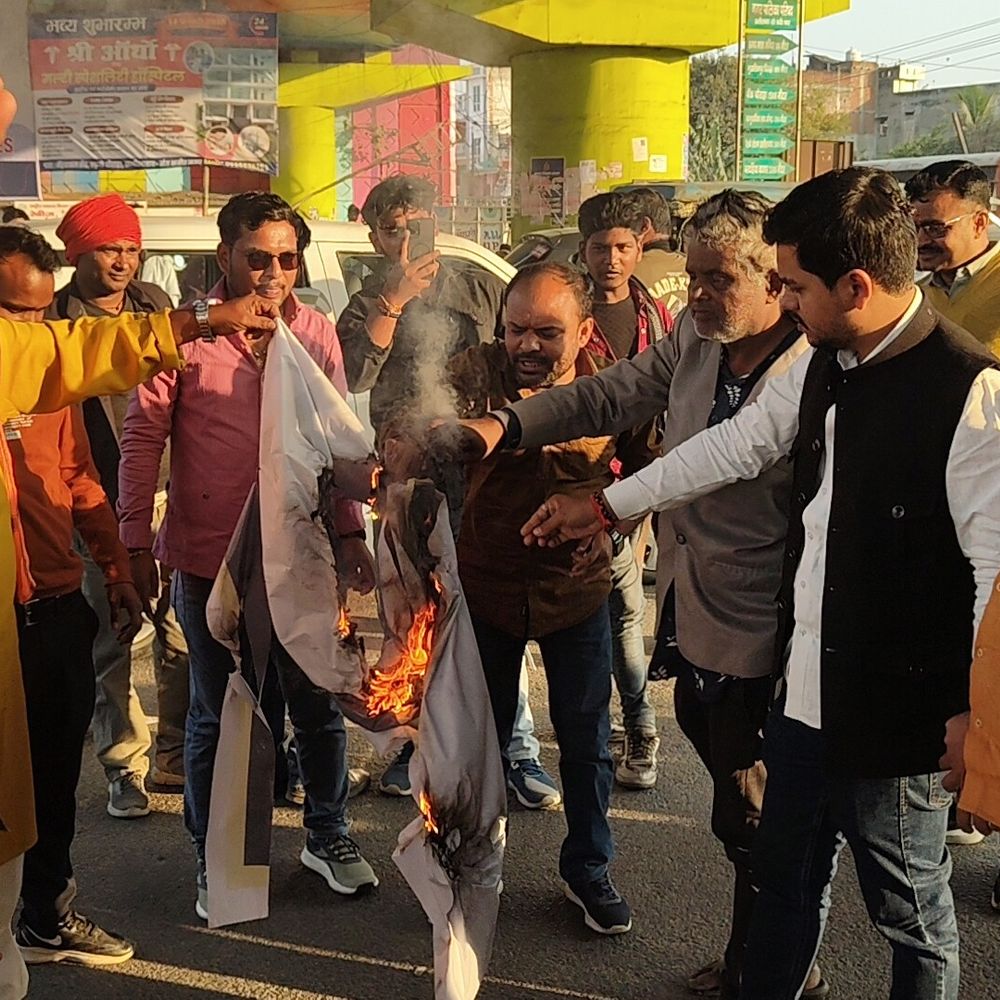 भाजपा युवा मोर्चा ने राहुल गांधी का पुतला फूंका:AI समिट में कांग्रेस के देश विरोधी नारे के खिलाफ प्रदर्शन, कहा- देश की छवि खराब कर रहे