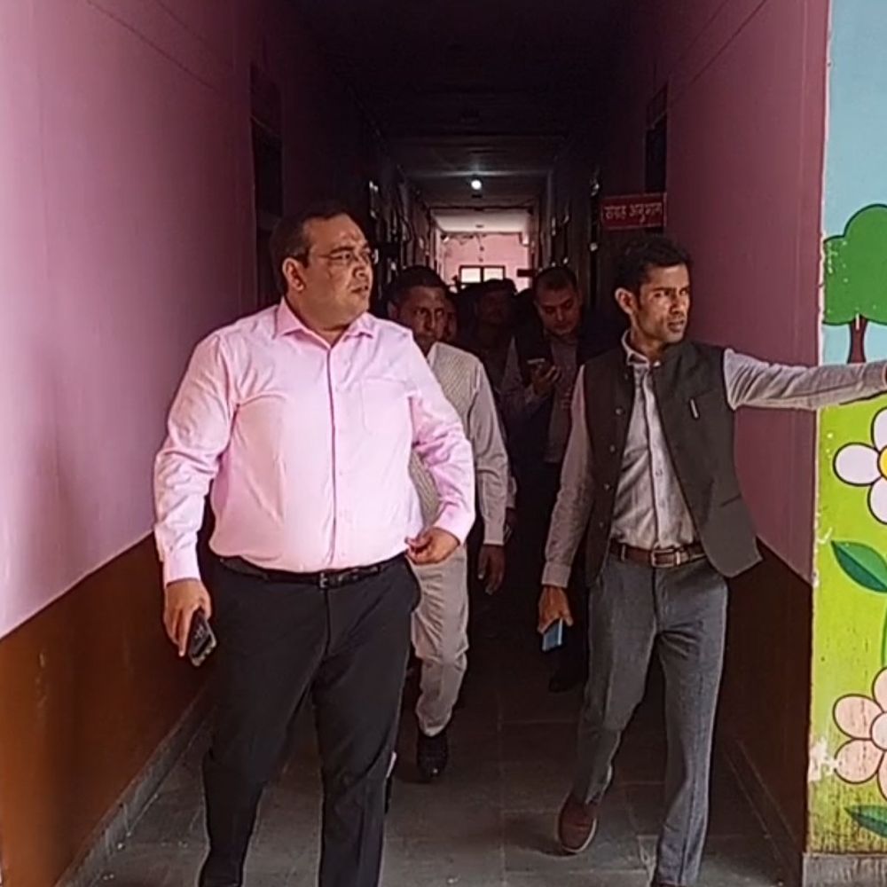 डीएम ने कासगंज तहसील का औचक निरीक्षण किया:बोले- लोगों की समस्याएं ध्यान से सुनें, बार-बार न लगवाएं चक्कर