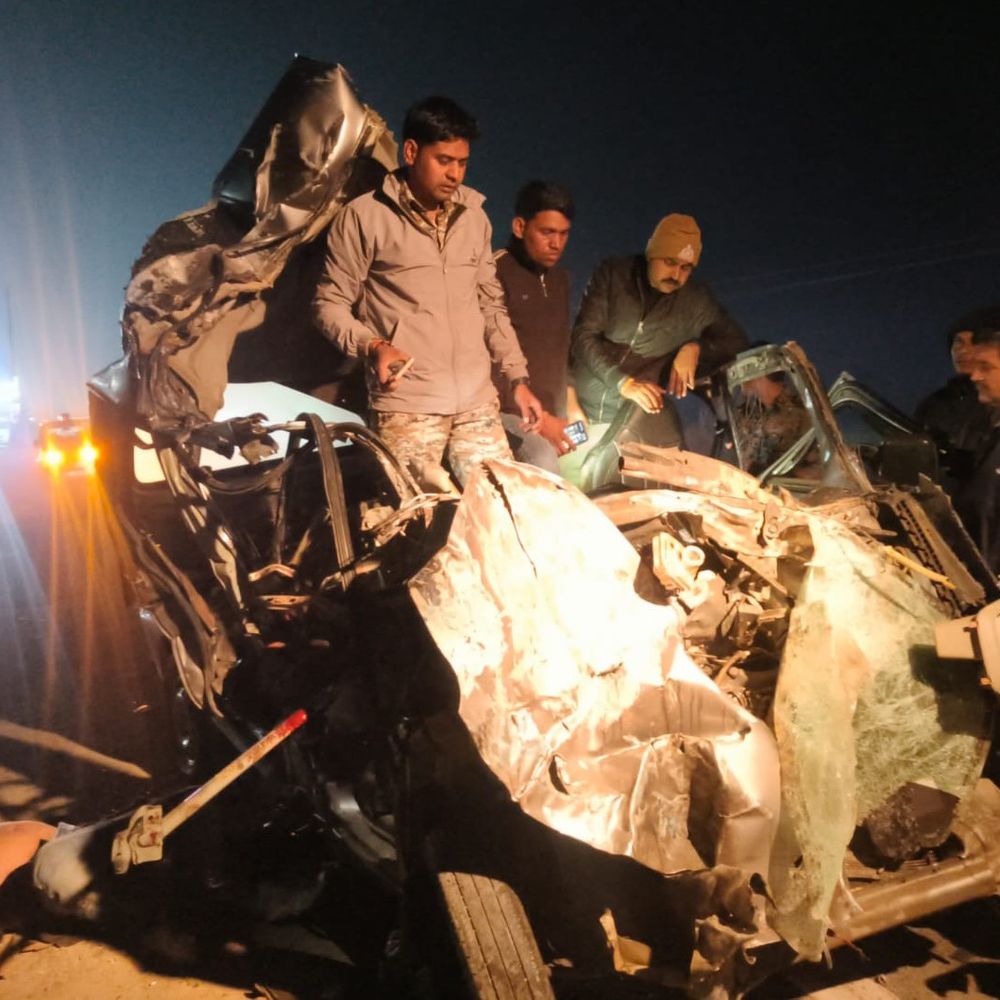 बस और वैन में आमने-सामने भिड़ंत, 5 लोगों की मौत:7 लोग गंभीर, भिंड में NH-719 पर छींमका के पास हादसा