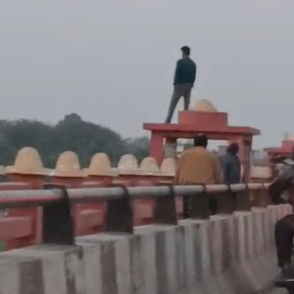 पक्के पुल पर चढ़े युवक ने मचाया उत्पात:छत्ते पर कूदने के इरादे से घूमता रहा, वीडियो सोशल मीडिया पर वायरल