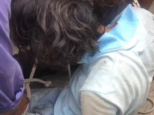 2 चोरों को रस्सी से बांधकर पीटा,VIDEO:  मोटर चोरी करते वक्त पकड़ा था, दुकान में घुसने पर महिला के चिल्लाने पर भागे थे – Ajmer News