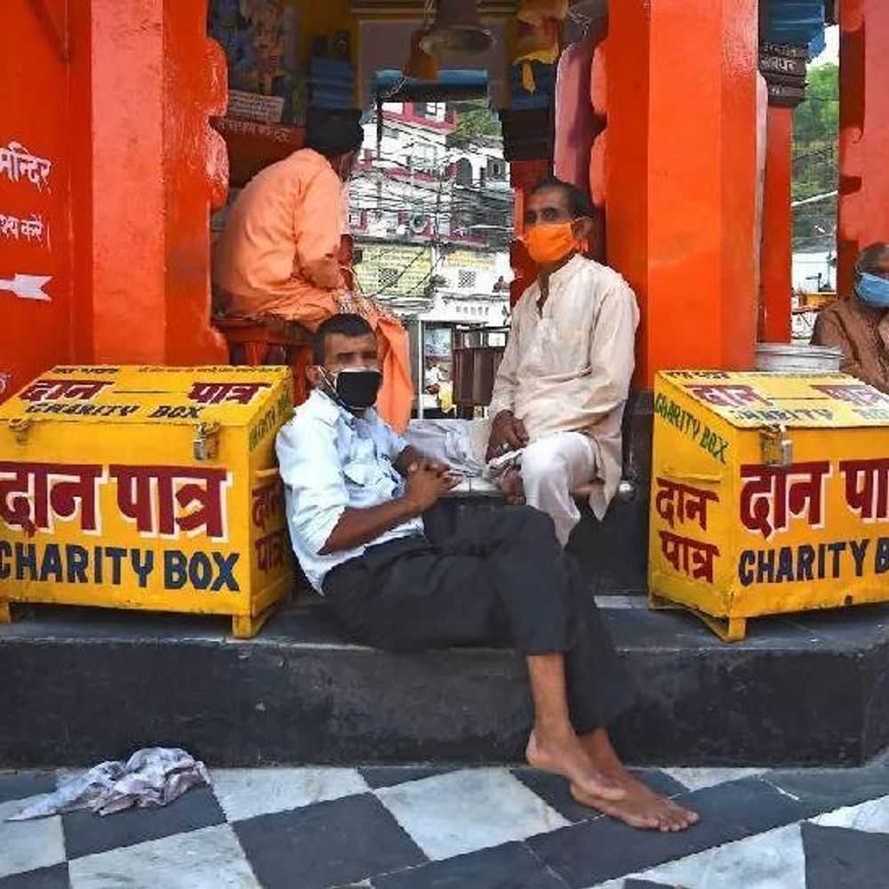 भारत में हर वर्ष 54 हजार करोड़ का दान:68% लोग किसी न किसी रूप से करते हैं मदद, सर्वाधिक 45.9% दान धार्मिक संस्थाओं को; हाउ इंडिया गिव्स 2025’ की रिपोर्ट