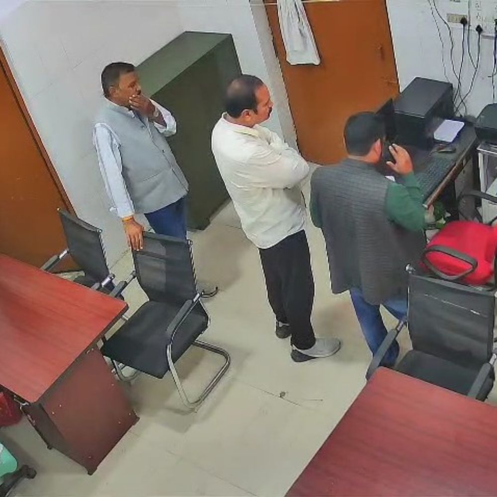 आजमगढ़ में ब्लड बैंक प्रभारी के साथ जमकर गाली गलौज:सामने आया सीसीटीवी फुटेज, दर्ज हुआ मुकदमा, जांच में जुटी पुलिस