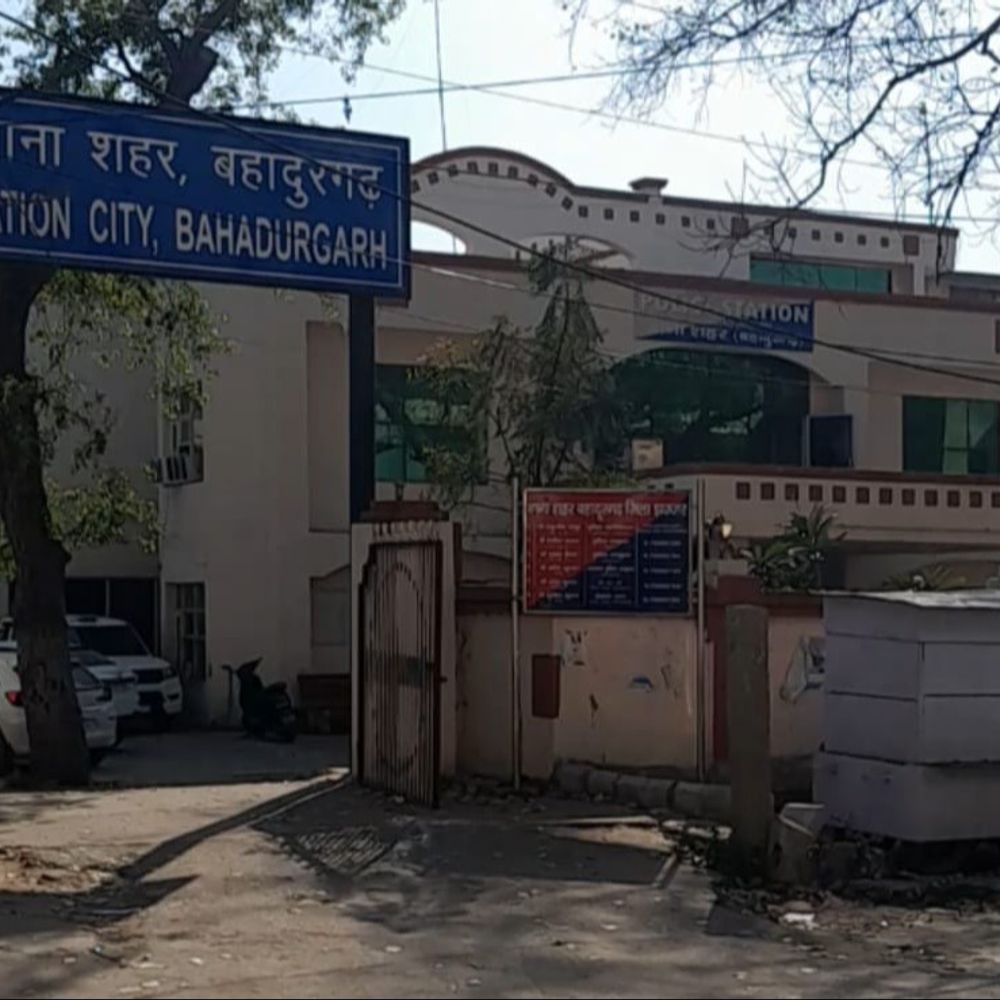 बहादुरगढ़ में घर में लाखों की चोरी:  दिल्ली पुलिस के जवान के घर हुई वारदात, दीवार फांदकर कूदे चोर – Jhajjar News