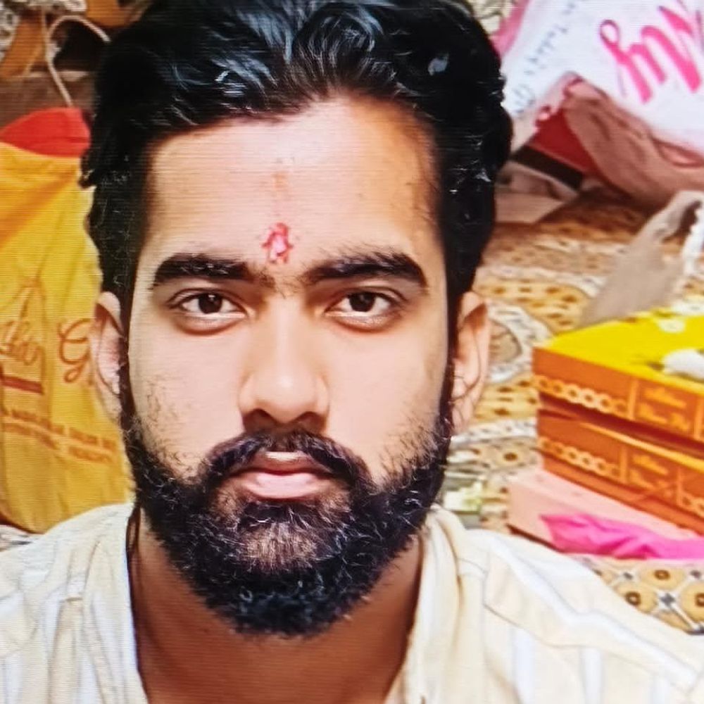 हाथरस में ट्रैक्टर-ट्रॉली की कार से टक्कर, युवक की मौत:सादाबाद-मथुरा मार्ग पर हुआ हादसा; साथी घायल, चालक मौके से फरार