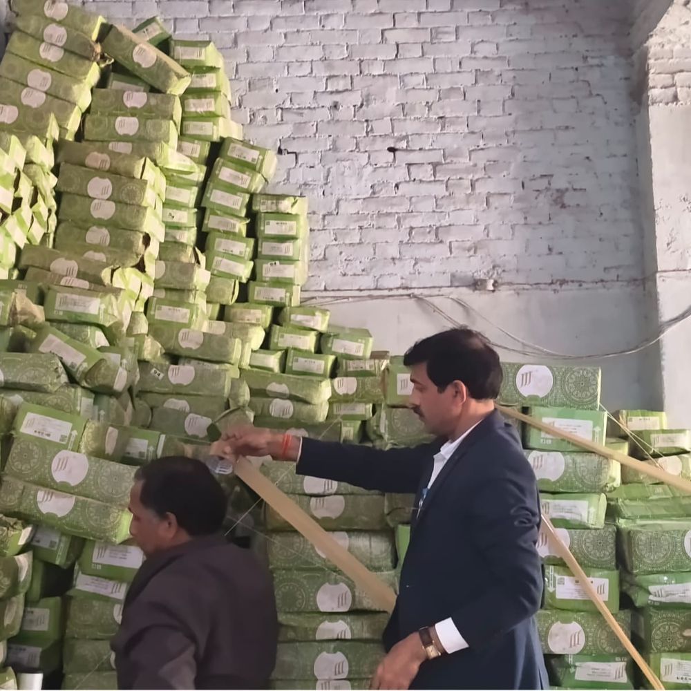 रमजान में 50 लाख के एक्सपायर खजूर बेचने की तैयारी:कानपुर में फूड टीम ने रेड करके पकड़ा, मौके से 7 कुंतल खोया और सुपारी डिस्पोज की