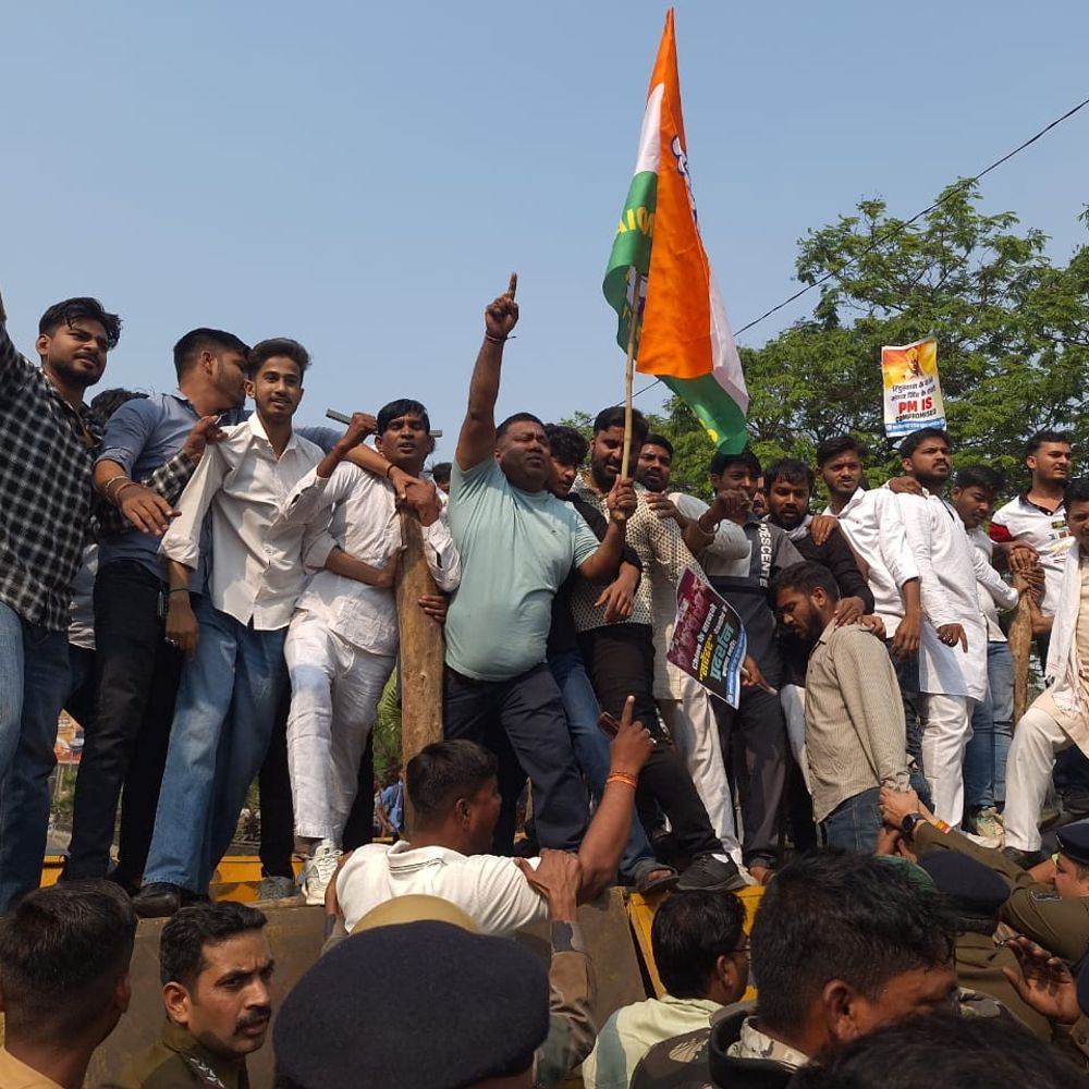 भाजपा कार्यालय का घेराव करने निकली यूथ कांग्रेस:  रास्ते में पुलिस और कार्यकर्ताओं के बीच जमकर झूमाझटकी, अस्थायी गिरफ्तारी भी हुई – Raipur News