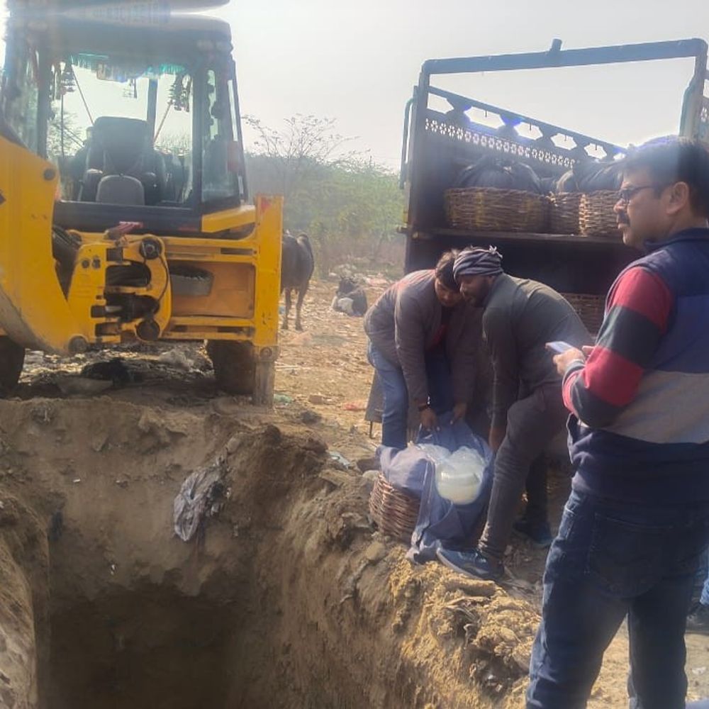 होली से पहले 1320 किलो नकली खोया पकड़ा:राजस्थान से लाया गया था आगरा, जेसीबी से किया नष्ट