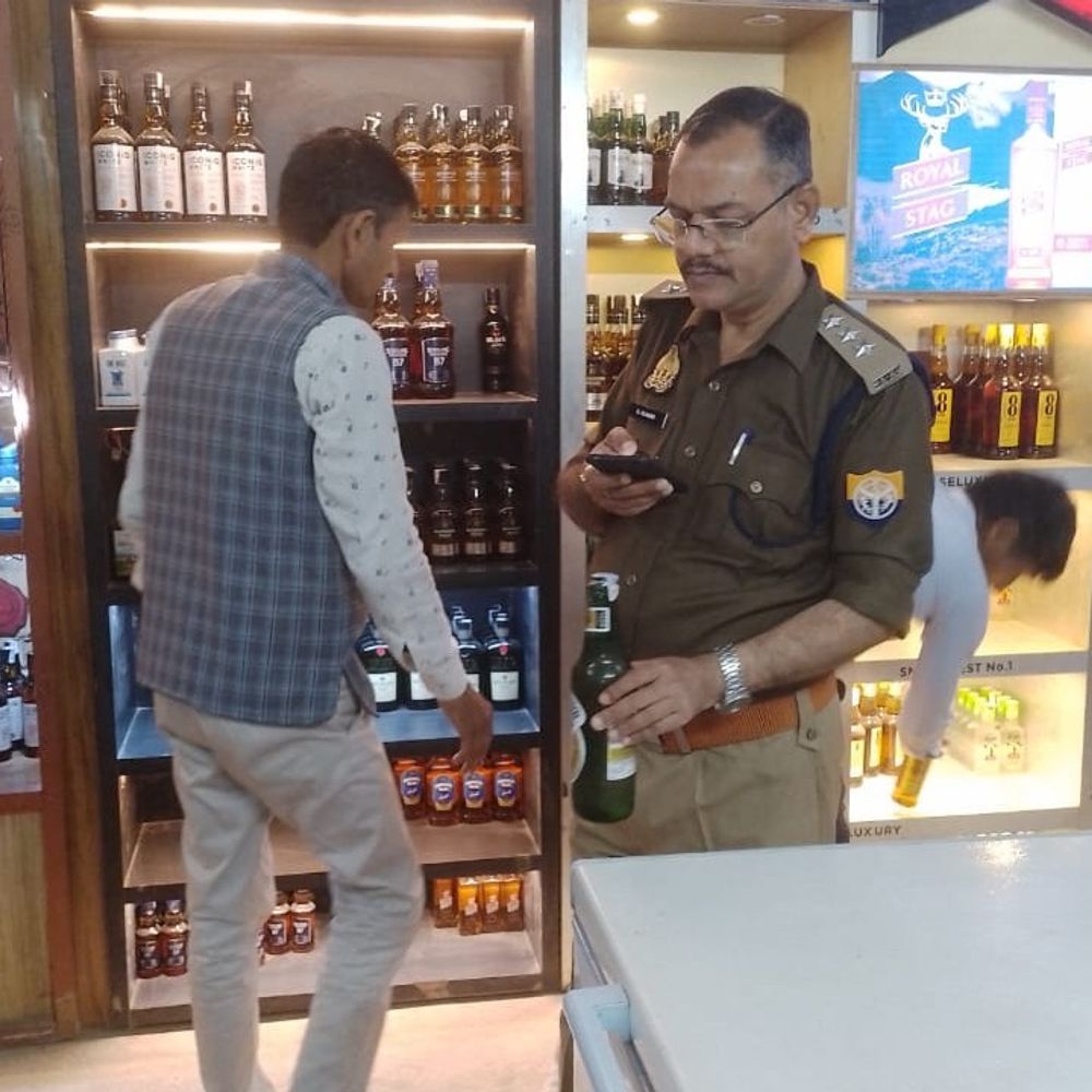 होली से पहले शराब दुकानों की चेकिंग शुरू:फिरोजाबाद में आबकारी विभाग ने दिए सख्त निर्देश, DM के आदेश पर कार्रवाई