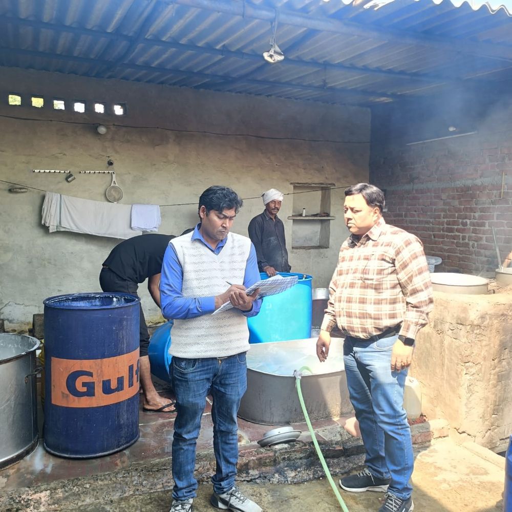 हाथरस में खाद्य सुरक्षा विभाग की छापेमारी:होली से पहले दूध, खोया और पनीर के नमूने लिए; नोटिस जारी