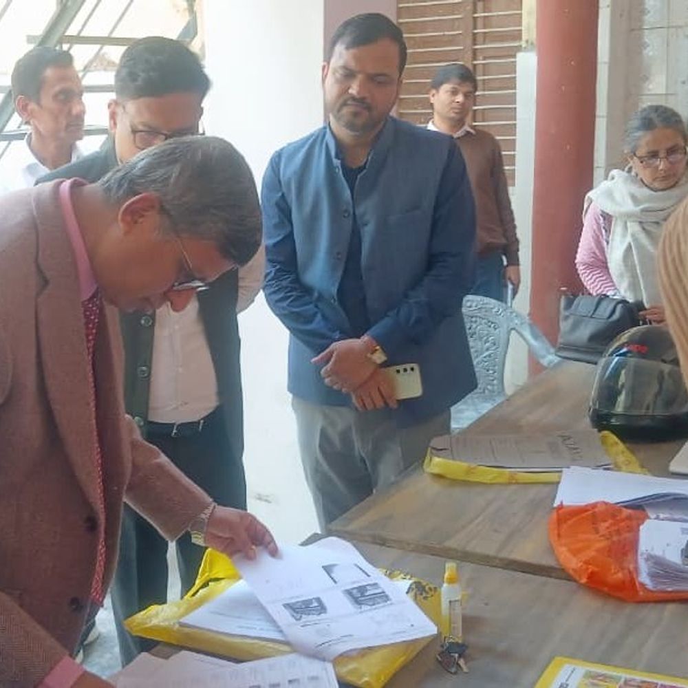डीएम ने बूथों का निरीक्षण किया, बीएलओ को निर्देश:कहा- मतदाता सूची में अस्पष्ट फोटो तुरंत अपडेट करें