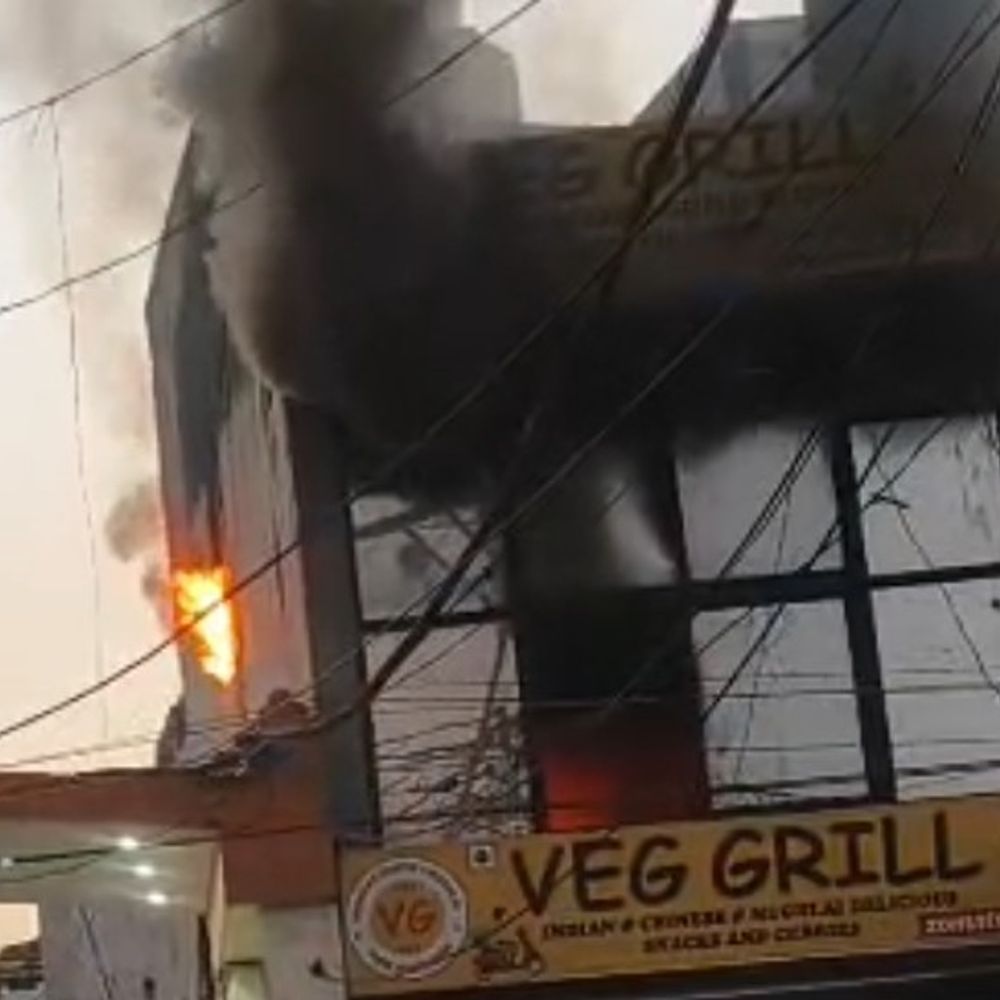 हापुड़ के वेज ग्रील रेस्टोरेंट में लगी आग:कड़ी मशक्कत के बाद आग पर पाया काबू, रसोई गैस के रिसाव से हुआ हादसा