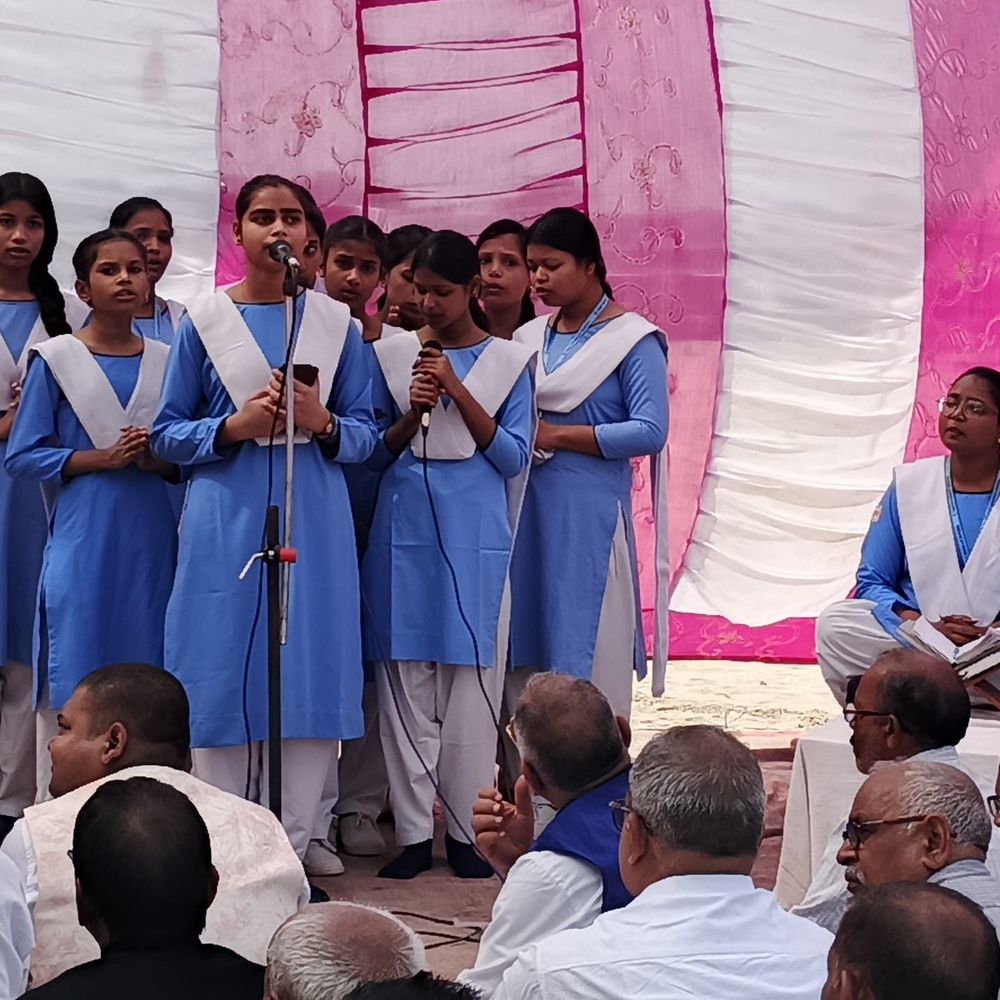 उन्नाव में गंगा तट पर चला स्वच्छता अभियान:'स्वच्छ जल, स्वच्छ मन' के तहत जागरूकता, छात्र-छात्राएं भी हुए शामिल