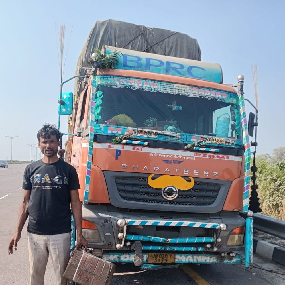 पूर्वांचल एक्सप्रेस-वे पर डीसीएम से सरसों का तेल चोरी:चालक के सोते समय 65-70 गत्ते गायब; एटीएमएस कर्मचारियों की भूमिका संदिग्ध