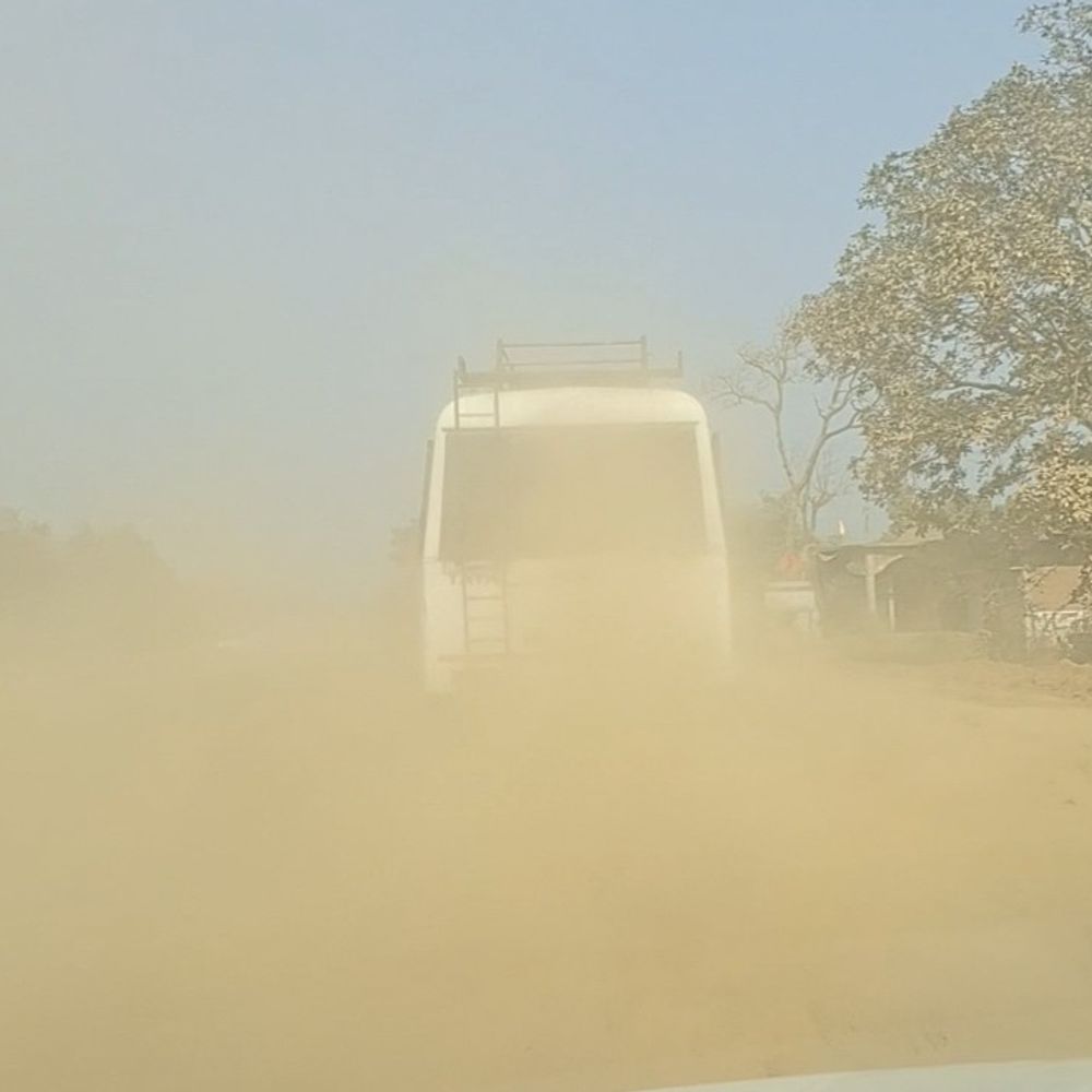 नेशनल हाईवे-343 पर निर्माण कार्य से बढ़ी परेशानी:  धूल के कारण बढ़ रहीं दुर्घटनाएं, पानी का नहीं हो रहा छिड़काव – Balrampur (Ramanujganj) News