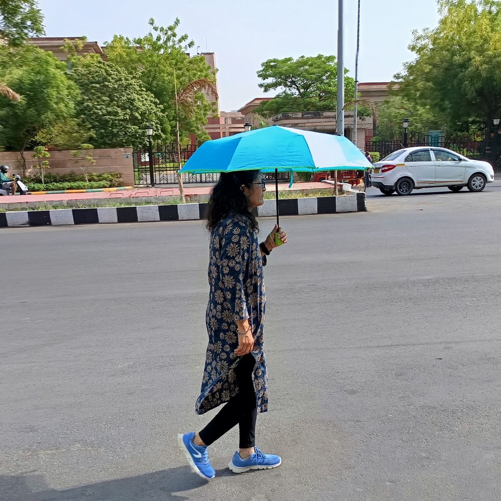 लखनऊ में सामान्य से अधिक रहेगा तापमान:चल रहीं धूल भरी हवाएं, दिन में होगा गर्मी का अहसास; सुबह-शाम गुलाबी ठंड