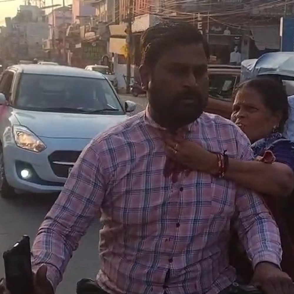 IT के पास बाइक सवार की गर्दन में फंसा मांझा:राहगीर महिला ने हाथ और युवक ने रुमाल से रोका खून, बड़ा हादसा टला