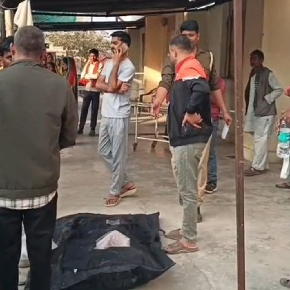 बांदा में ई-रिक्शा-ट्रैक्टर टक्कर में एक की मौत:दो गंभीर घायल जिला अस्पताल रेफर, इलाज शुरू