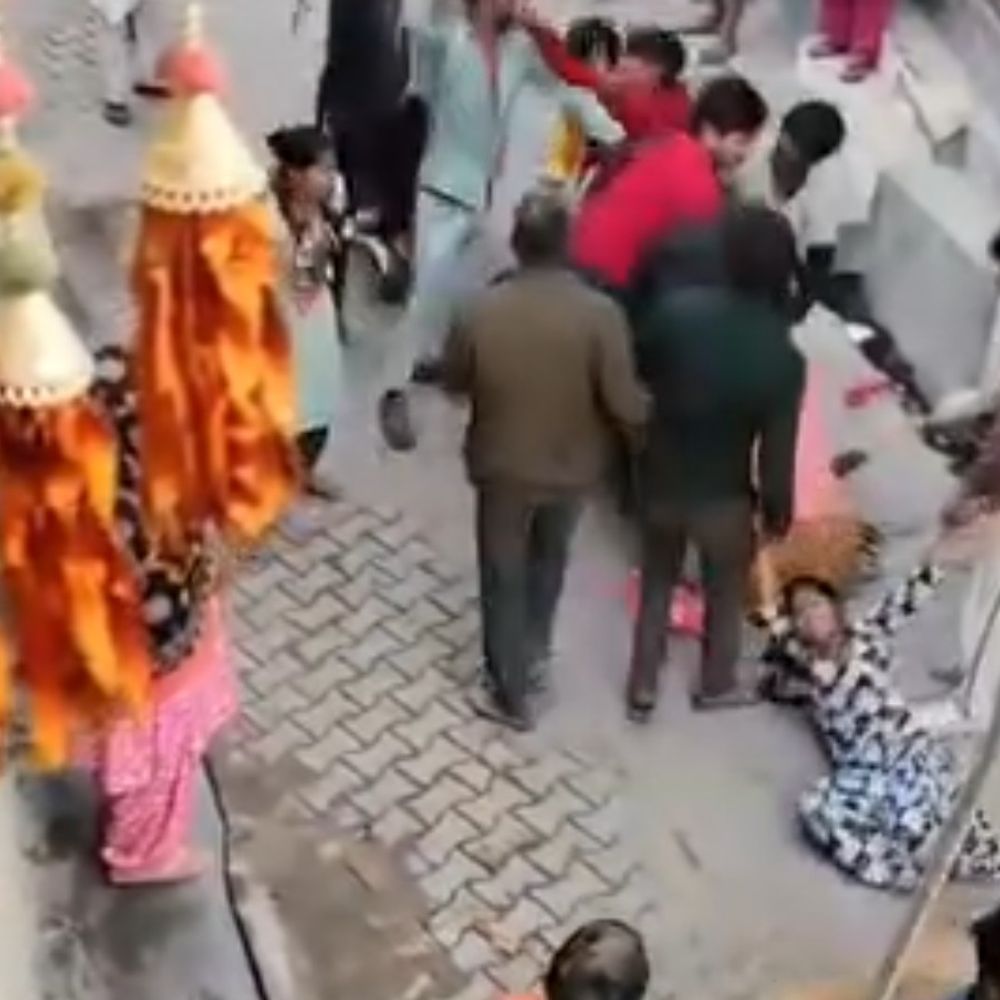 मेरठ में मां-बेटी को बीच सड़क पर पीटा, VIDEO:गाली-गलौज करते हुए लाठी-डंडों और जूतों से मारा