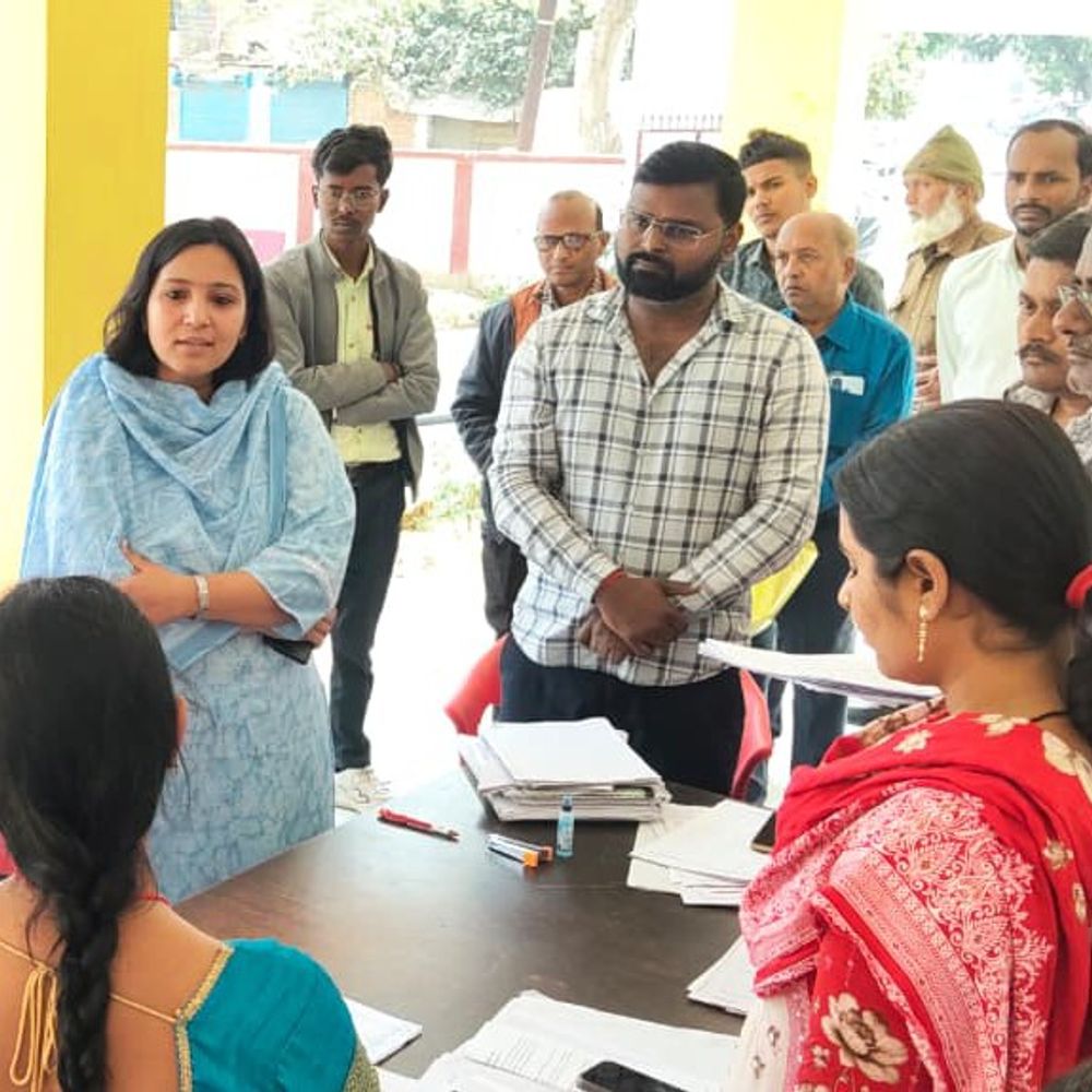 बस्ती डीएम ने वोटिंग बूथों का किया निरीक्षण:मतदाता सूची में पात्रों को जोड़ने के दिए निर्देश, पात्र व्यक्ति वंचित न रहे