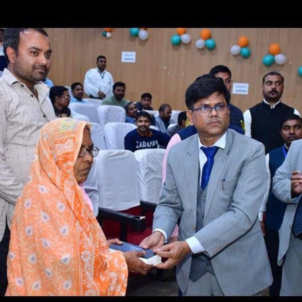 सिद्धार्थनगर में मेगा विधिक सहायता शिविर आयोजित:लाभार्थियों को प्रमाण पत्र और उपकरण बांटे गए, सांकेतिक चेक भी दिए