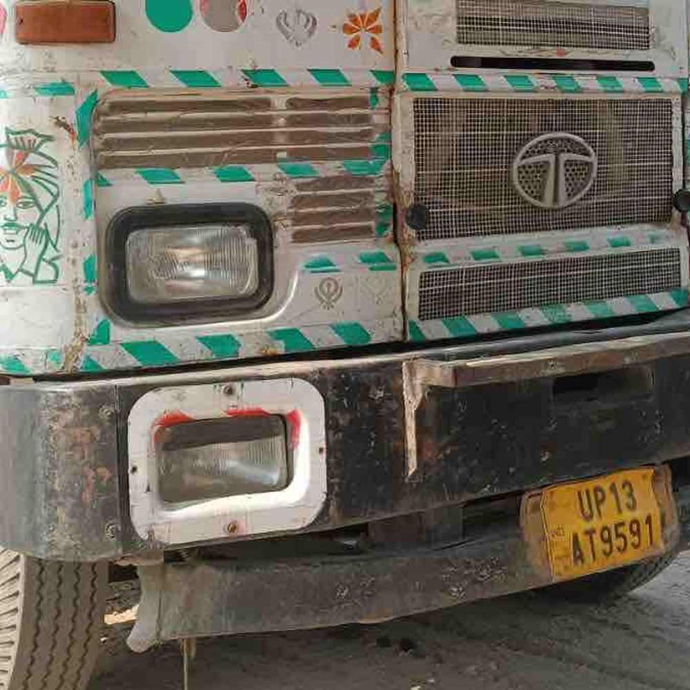 बुलंदशहर में एक्सपायर ट्रकों से राशन सप्लाई:एनजीटी के 10 साल पुराने वाहन प्रतिबंध की अनदेखी