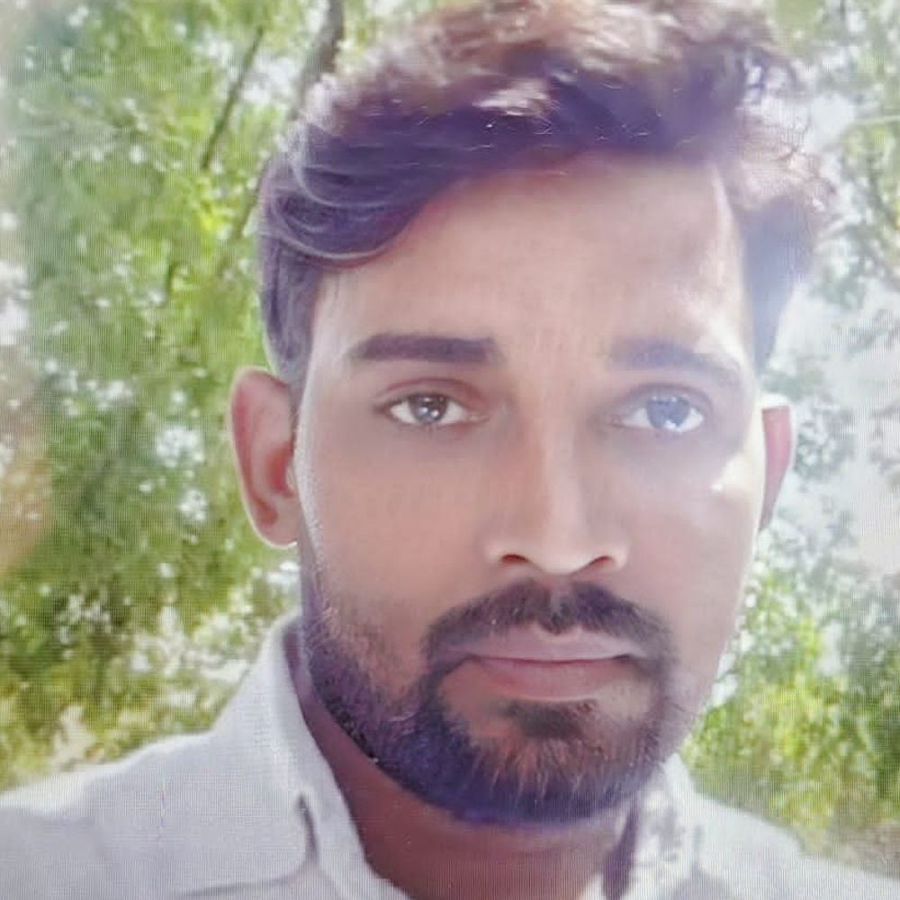 कुशीनगर में परिजनों ने किया कृष्ण मोहन का अंतिम संस्कार:दो बच्चों के सिर से उठा बाप का साया, बड़े भाई बोले- आरोपियों के खिलाफ हो कार्रवाई