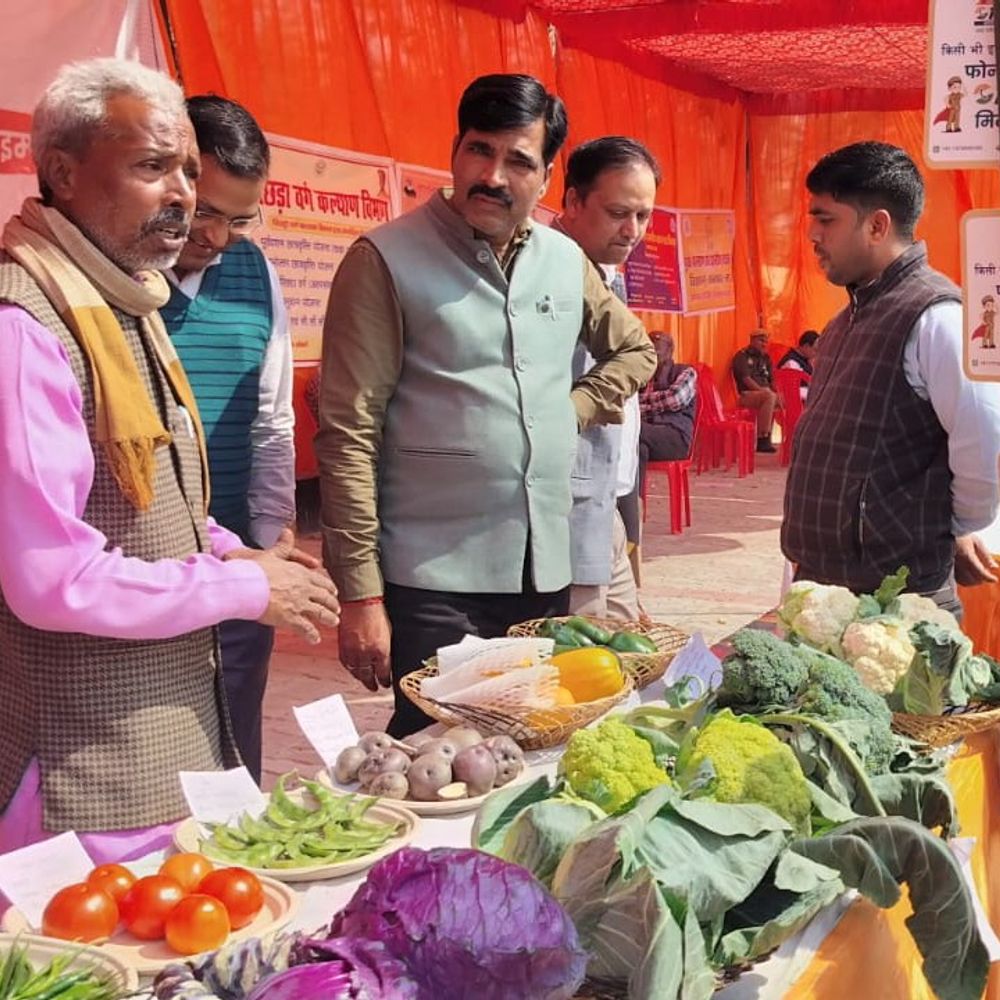 मऊ में मेगा विधिक सेवा शिविर आयोजित:44 विभागों ने लगाए स्टॉल, लोगों को मिला लाभ