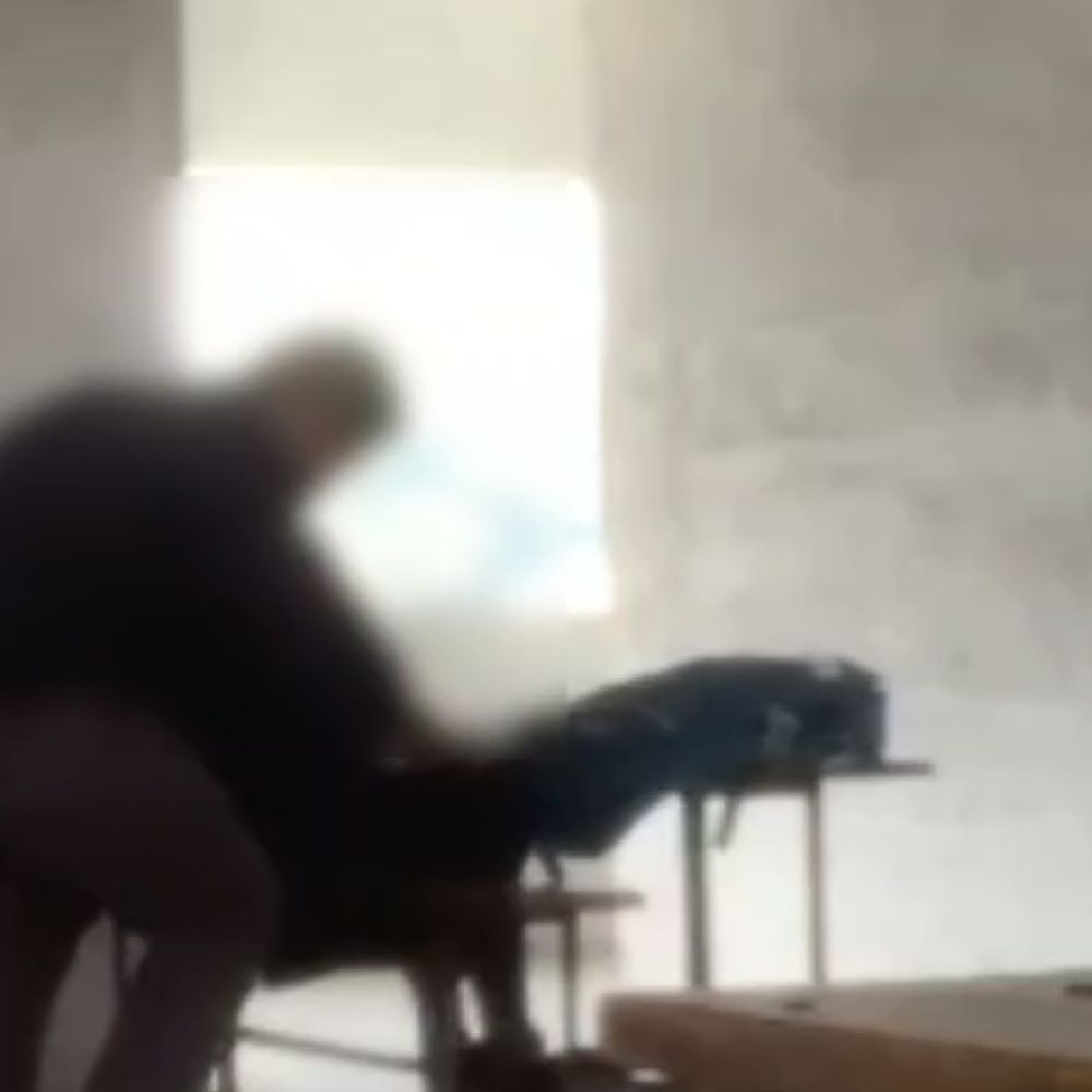 देवरिया में टीचर ने छात्रा से की अश्लील हरकत, VIDEO:प्राइवेट स्कूल का 19 मिनट का वीडियो सामने आया, अफसरों ने रिपोर्ट मांगी