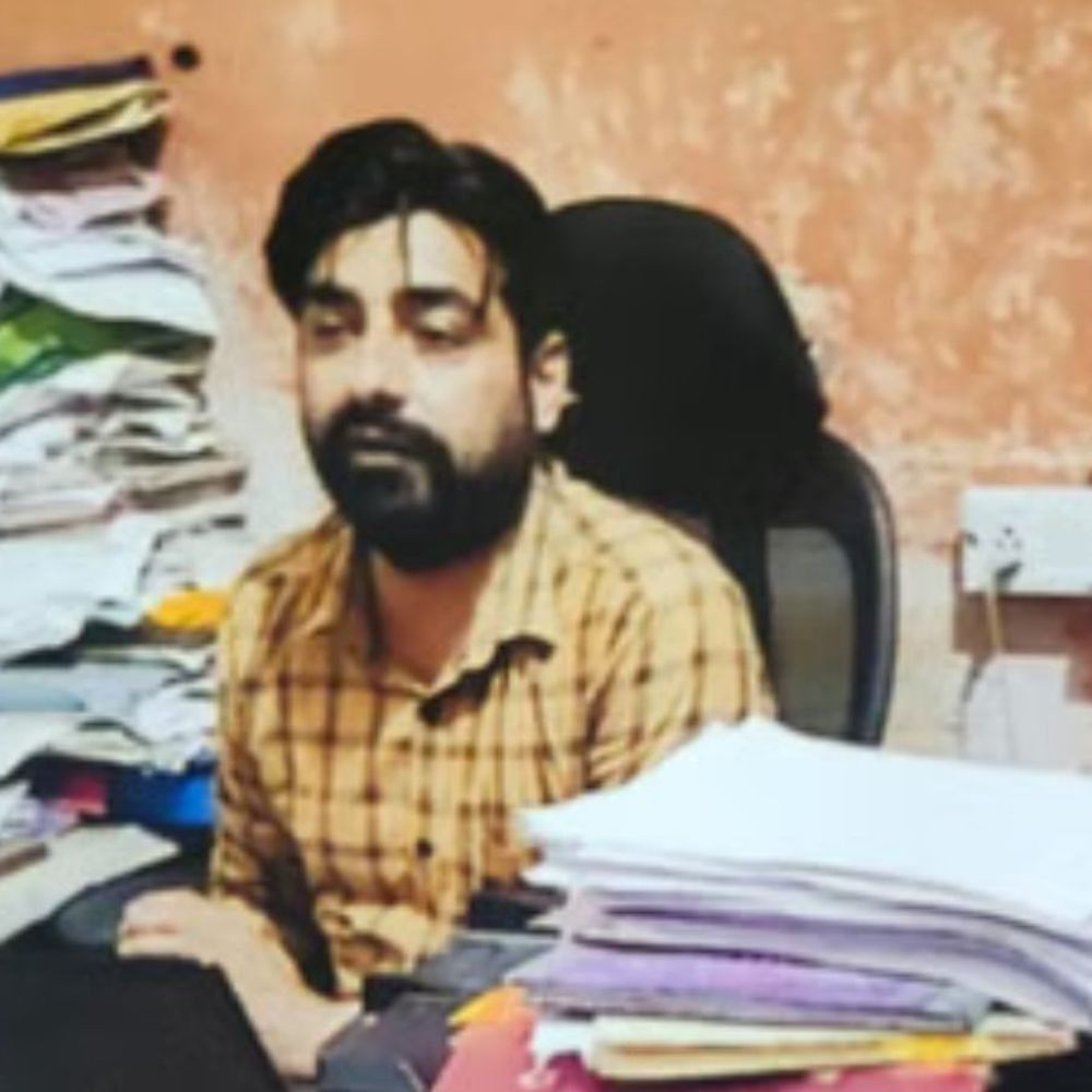 DIOS कार्यालय के चपरासी ने ड्यूटी बिल हड़पे:पीलीभीत में फर्जी वेतन घोटाले के बाद अवंती बाई स्कूल के मानदेय में हेराफेरी