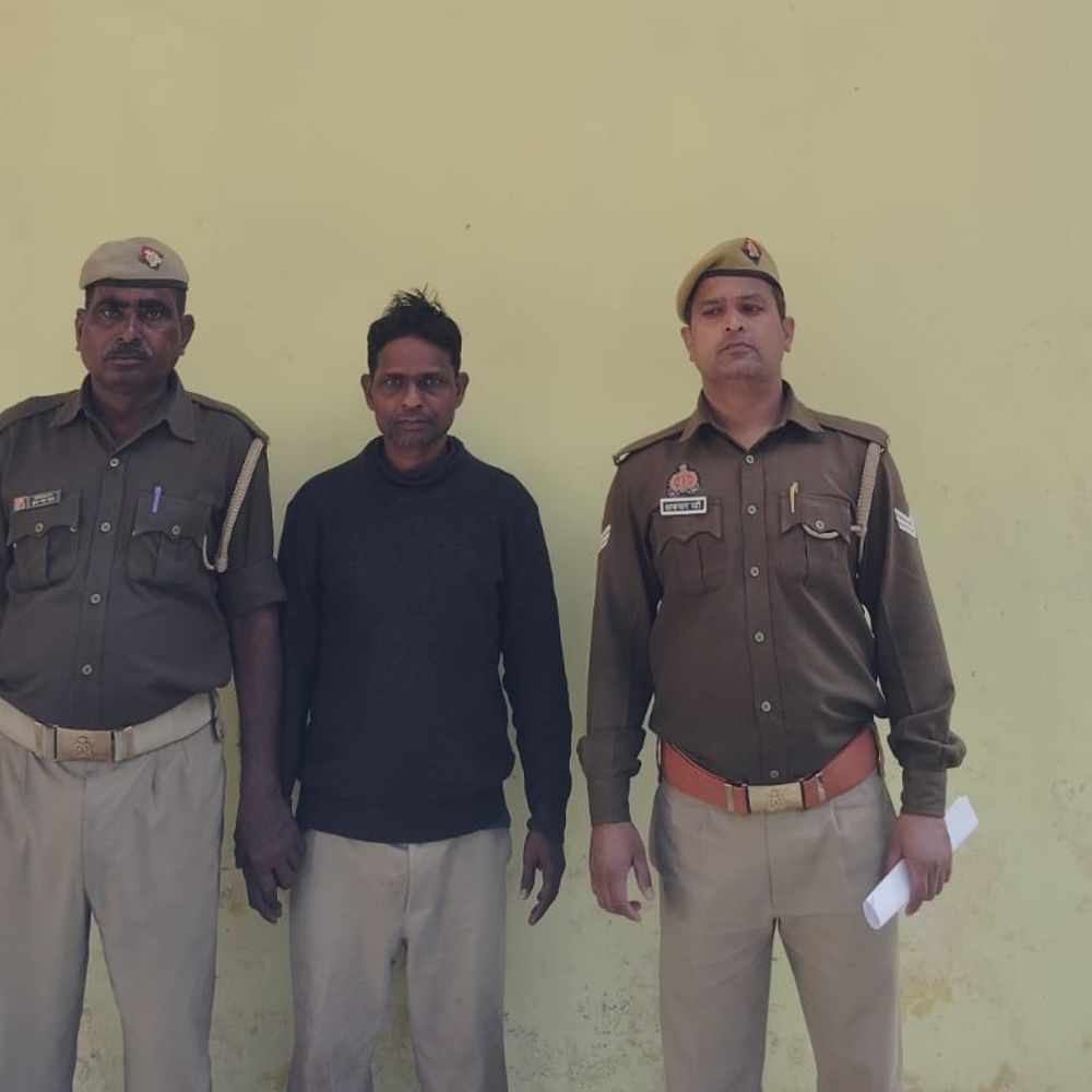 कौशांबी पुलिस ने 15 हजार का इनामी आरोपी पकड़ा:युवक की हत्या करके था फरार, पांच पहले ही जा चुके हैं जेल