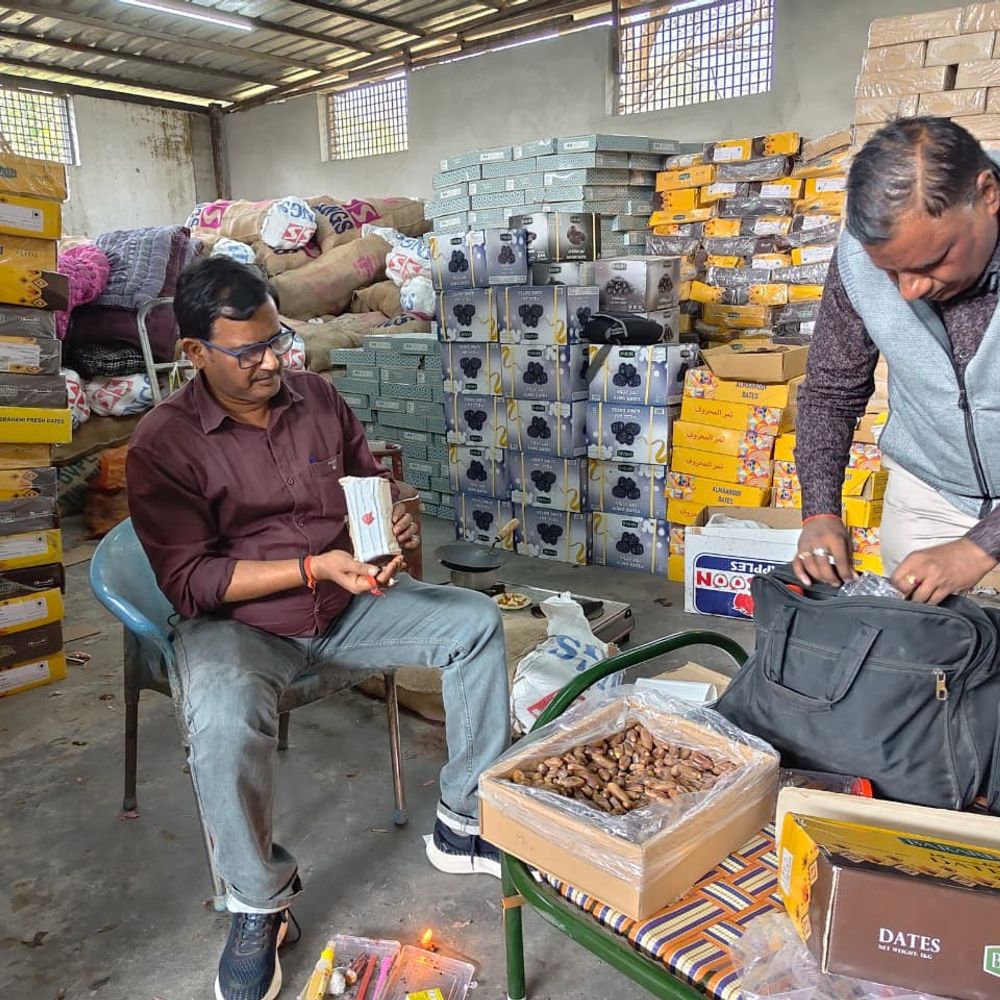 सस्ती खजूर को महंगे ब्रांड में बेचने का खुलासा:मुरादाबाद में फूड सेफ्टी विभाग का छापा, सैंपल जांच को भेजे