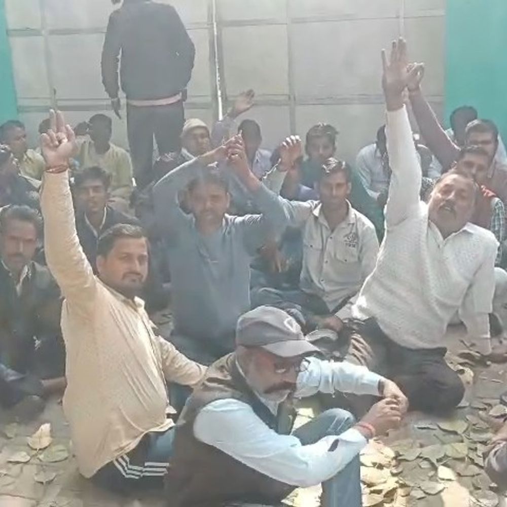 पेपर मिल मजदूरों का बकाया मजदूरी को लेकर प्रदर्शन:सीतापुर में बंद मिल के मालिक के आवास पर धरने पर बैठे श्रमिक